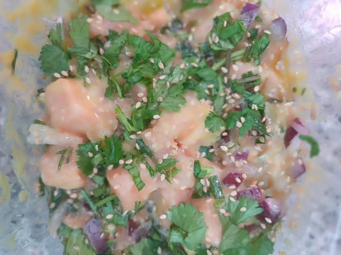 Tàrtar de salmó a la mostassa amb coriandre (cilantro)